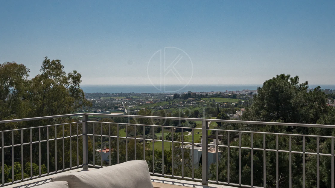 Stunning Duplex Penthouse with Private Pool and Panoramic Views in La Quinta, Benahavís