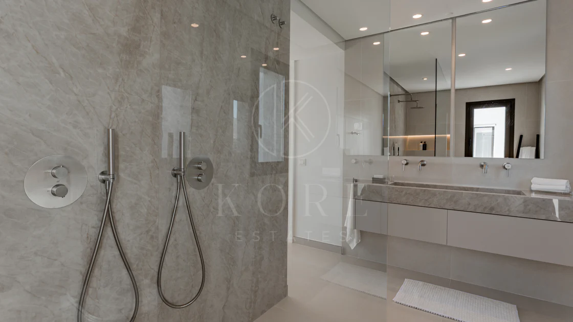 Stunning Duplex Penthouse with Private Pool and Panoramic Views in La Quinta, Benahavís