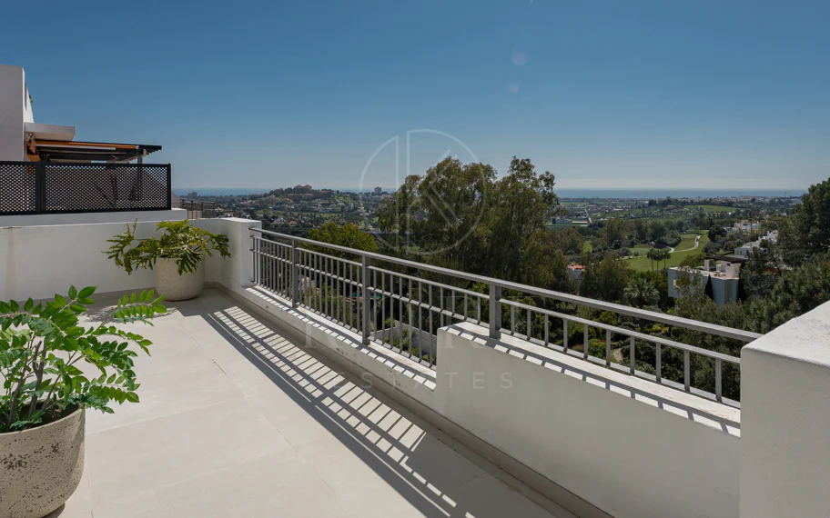 Impresionante Ático Dúplex con Piscina Privada y Vistas Espectaculares – La Quinta, Benahavís