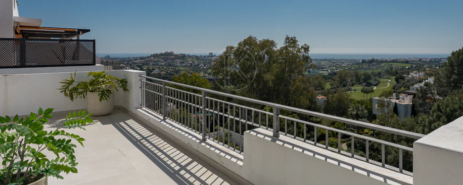 Stunning Duplex Penthouse with Private Pool and Panoramic Views in La Quinta, Benahavís