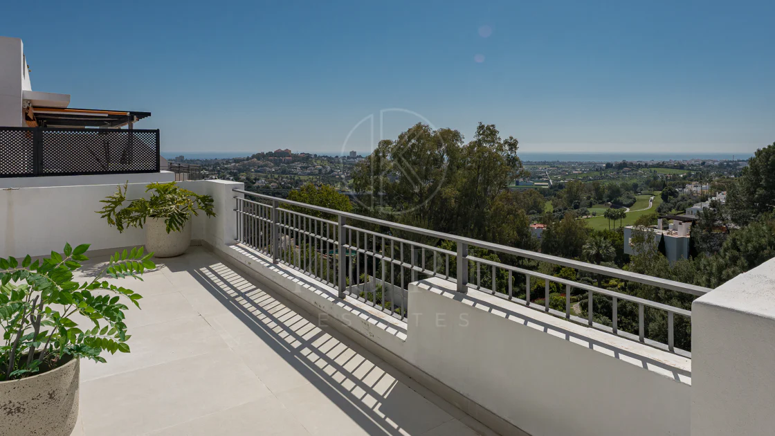 Stunning Duplex Penthouse with Private Pool and Panoramic Views in La Quinta, Benahavís