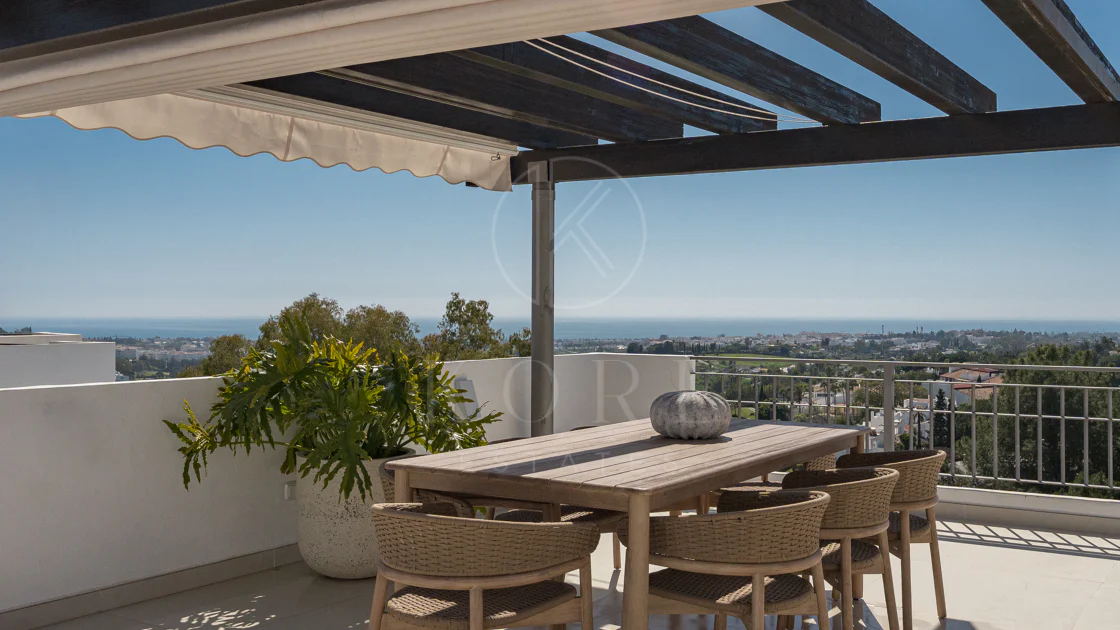 Stunning Duplex Penthouse with Private Pool and Panoramic Views in La Quinta, Benahavís
