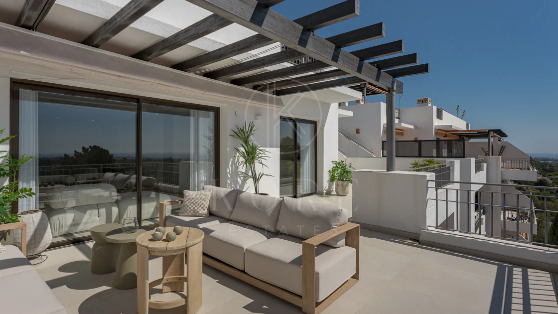 Stunning Duplex Penthouse with Private Pool and Panoramic Views in La Quinta, Benahavís