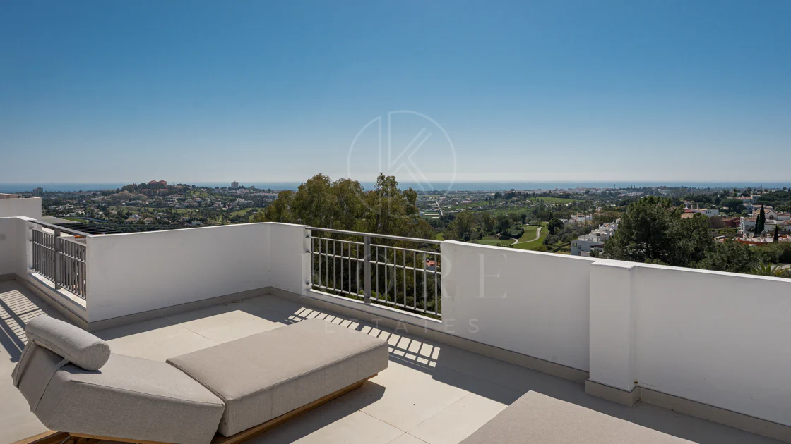 Stunning Duplex Penthouse with Private Pool and Panoramic Views in La Quinta, Benahavís