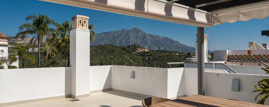 Stunning Duplex Penthouse with Private Pool and Panoramic Views in La Quinta, Benahavís