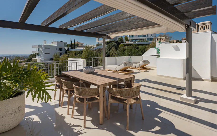 Impresionante Ático Dúplex con Piscina Privada y Vistas Espectaculares – La Quinta, Benahavís
