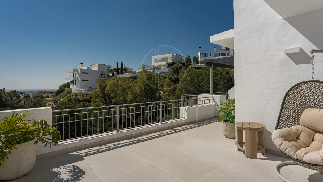 Stunning Duplex Penthouse with Private Pool and Panoramic Views in La Quinta, Benahavís
