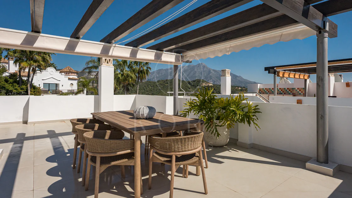 Stunning Duplex Penthouse with Private Pool and Panoramic Views in La Quinta, Benahavís