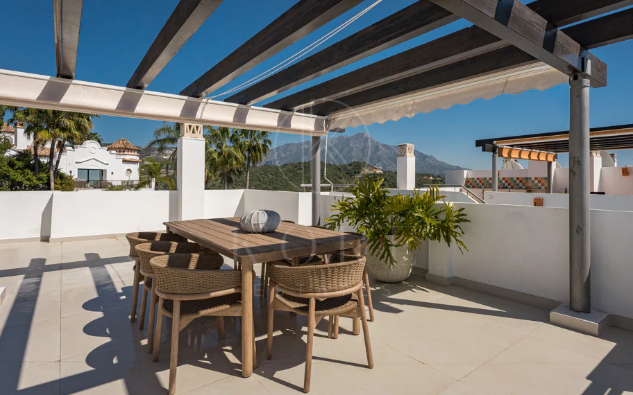 Impresionante Ático Dúplex con Piscina Privada y Vistas Espectaculares – La Quinta, Benahavís
