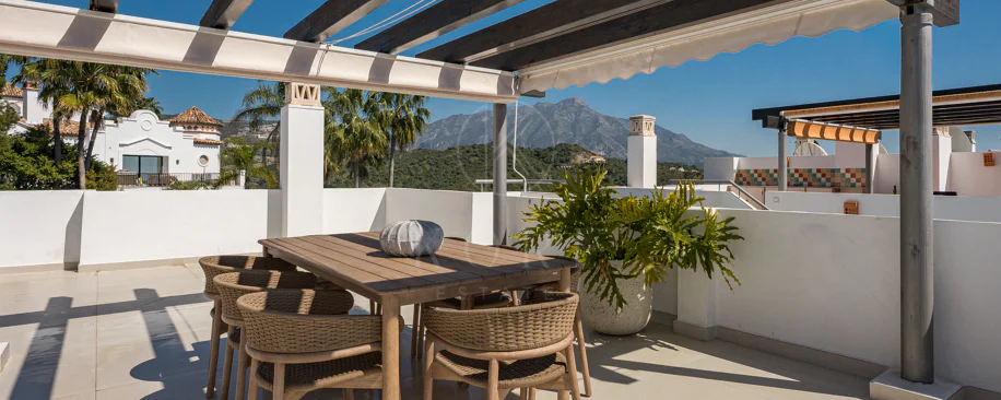 Stunning Duplex Penthouse with Private Pool and Panoramic Views in La Quinta, Benahavís
