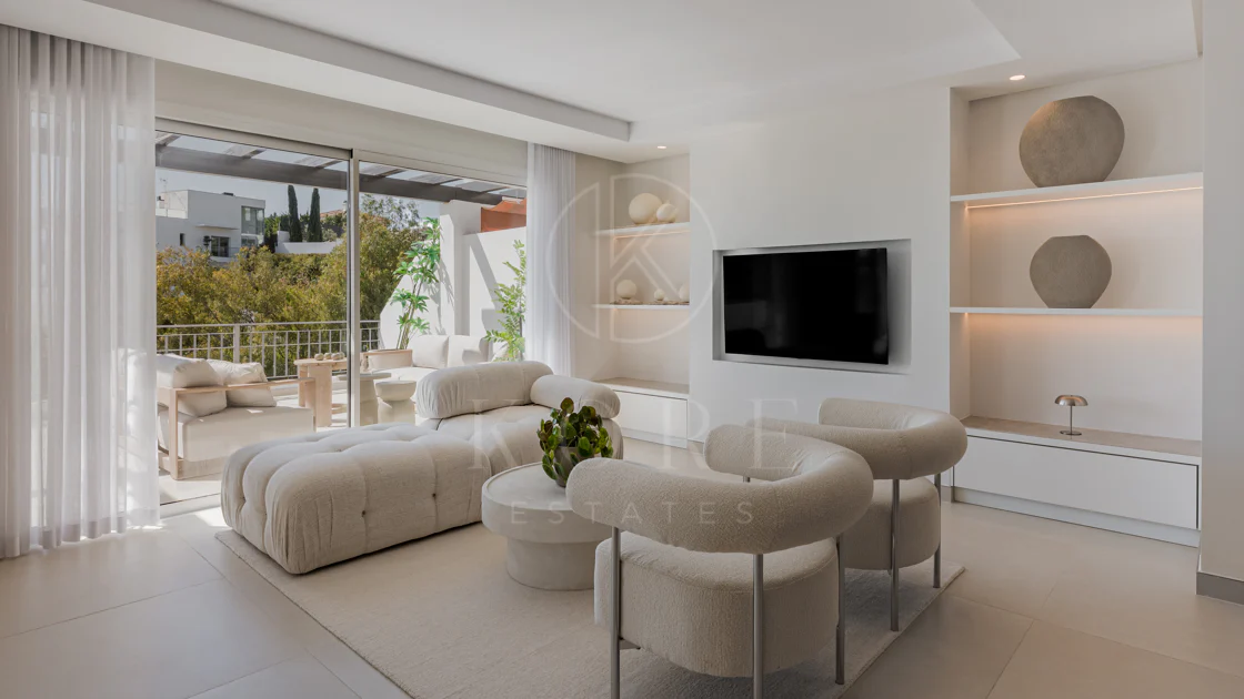 Stunning Duplex Penthouse with Private Pool and Panoramic Views in La Quinta, Benahavís