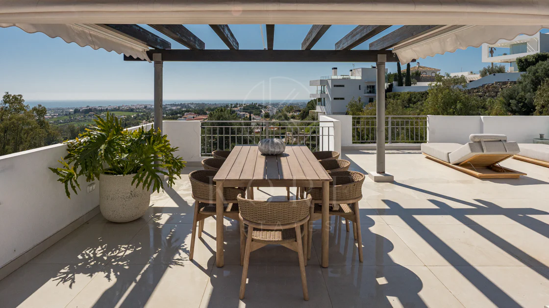 Stunning Duplex Penthouse with Private Pool and Panoramic Views in La Quinta, Benahavís