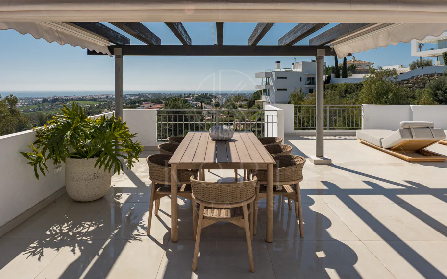 Impresionante Ático Dúplex con Piscina Privada y Vistas Espectaculares – La Quinta, Benahavís