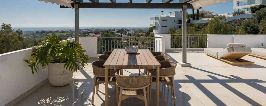 Stunning Duplex Penthouse with Private Pool and Panoramic Views in La Quinta, Benahavís