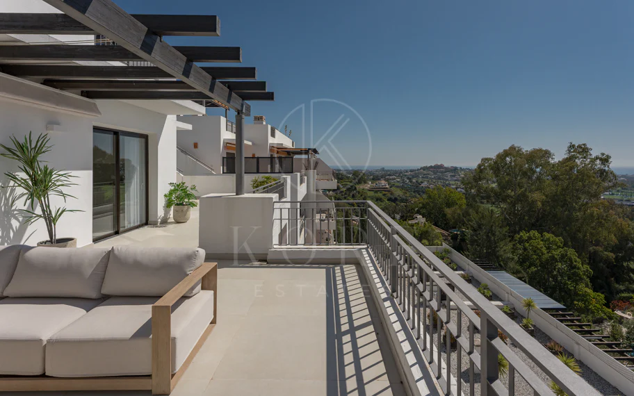 Impresionante Ático Dúplex con Piscina Privada y Vistas Espectaculares – La Quinta, Benahavís