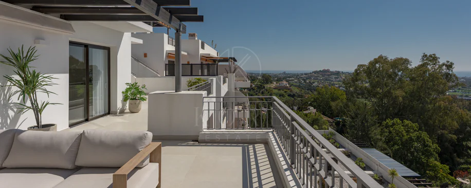 Stunning Duplex Penthouse with Private Pool and Panoramic Views in La Quinta, Benahavís