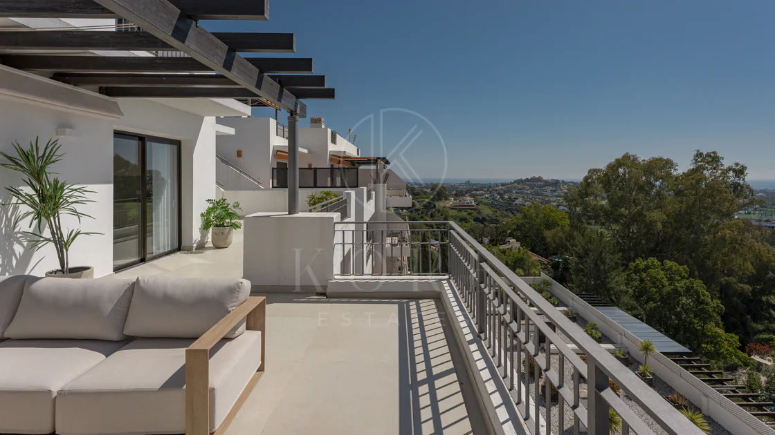 Stunning Duplex Penthouse with Private Pool and Panoramic Views in La Quinta, Benahavís