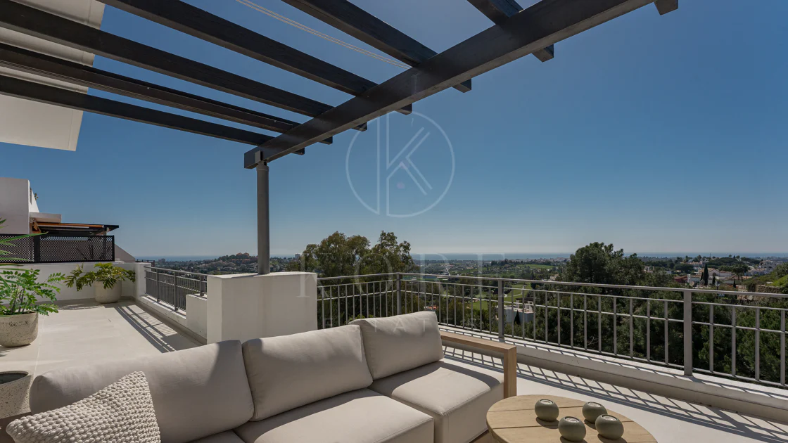 Stunning Duplex Penthouse with Private Pool and Panoramic Views in La Quinta, Benahavís