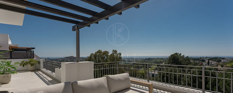 Stunning Duplex Penthouse with Private Pool and Panoramic Views in La Quinta, Benahavís