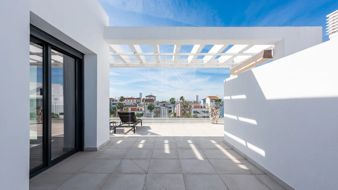 Ático dúplex elegante y luminoso en Cortijo del Golf en la Nueva Milla de Oro