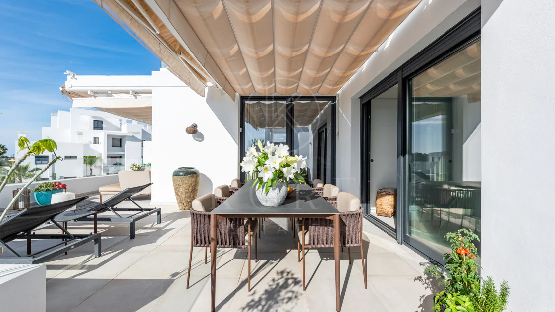Ático dúplex elegante y luminoso en Cortijo del Golf en la Nueva Milla de Oro