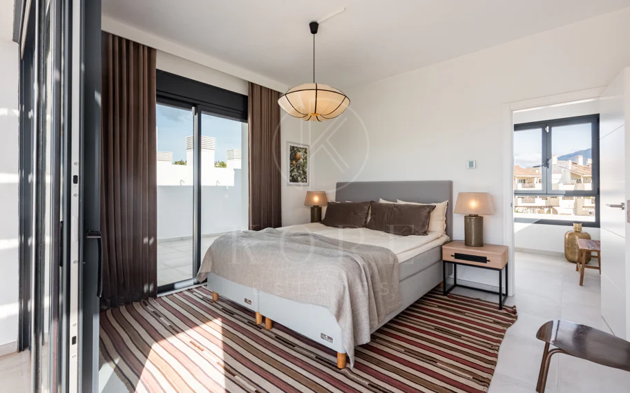 Ático dúplex elegante y luminoso en Cortijo del Golf en la Nueva Milla de Oro