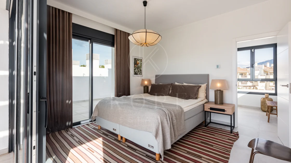Ático dúplex elegante y luminoso en Cortijo del Golf en la Nueva Milla de Oro