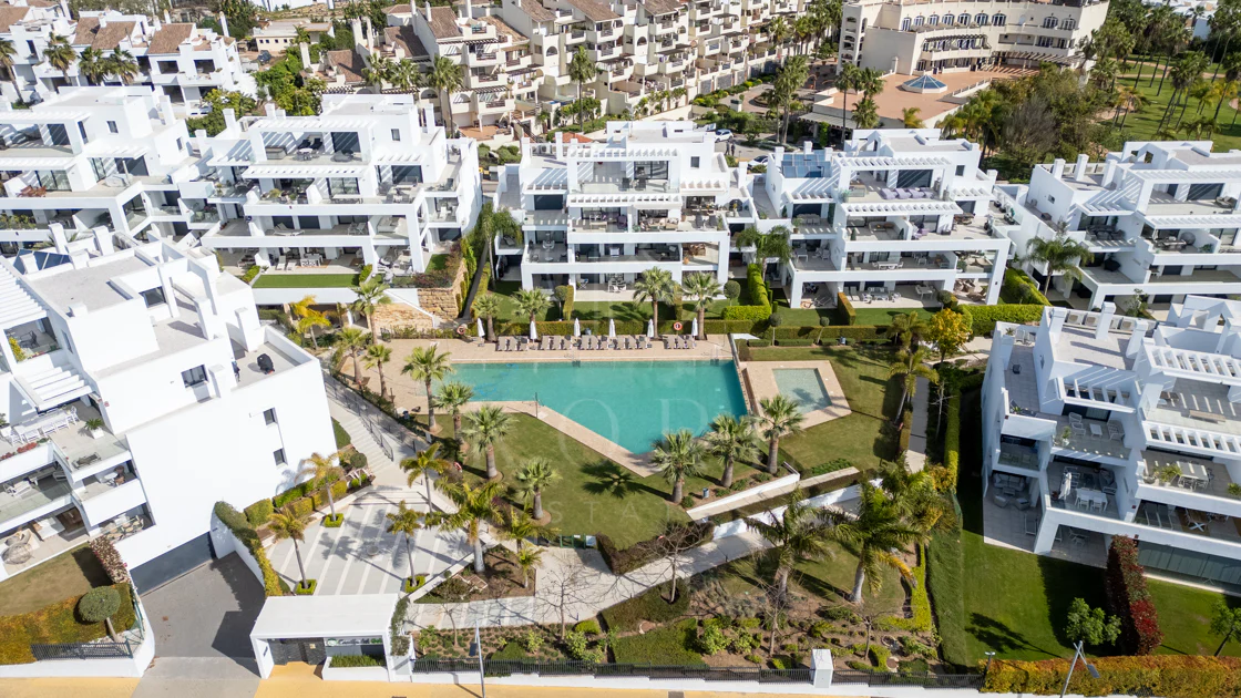 Ático dúplex elegante y luminoso en Cortijo del Golf en la Nueva Milla de Oro