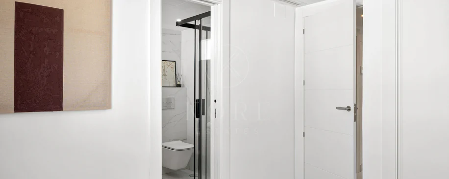 Bine ați venit în acest townhouse excepțional unde luxul contemporan se îmbină cu confortul și un stil de viață lipsit de efort!