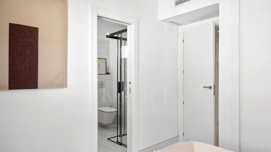 Bine ați venit în acest townhouse excepțional unde luxul contemporan se îmbină cu confortul și un stil de viață lipsit de efort!