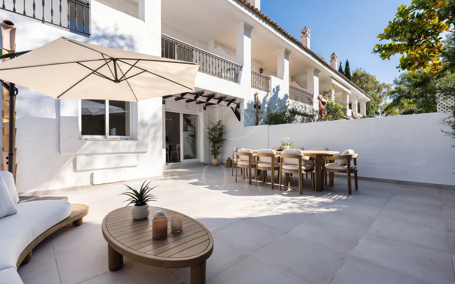 ¡Bienvenido a esta excepcional casa adosada donde el lujo contemporáneo se encuentra con comodidad y estilo de vida sin esfuerzo!
