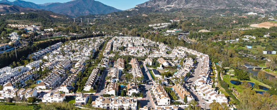 Bine ați venit în acest townhouse excepțional unde luxul contemporan se îmbină cu confortul și un stil de viață lipsit de efort!
