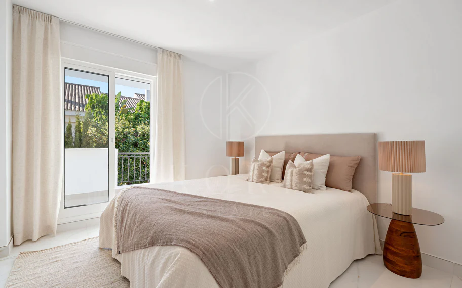 ¡Bienvenido a esta excepcional casa adosada donde el lujo contemporáneo se encuentra con comodidad y estilo de vida sin esfuerzo!