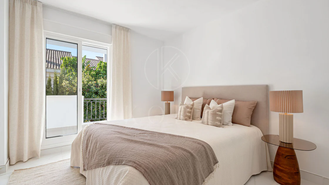 Bine ați venit în acest townhouse excepțional unde luxul contemporan se îmbină cu confortul și un stil de viață lipsit de efort!
