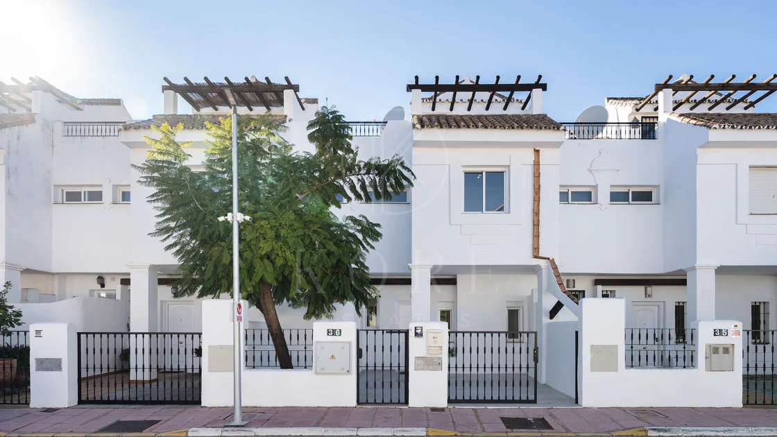 Bine ați venit în acest townhouse excepțional unde luxul contemporan se îmbină cu confortul și un stil de viață lipsit de efort!