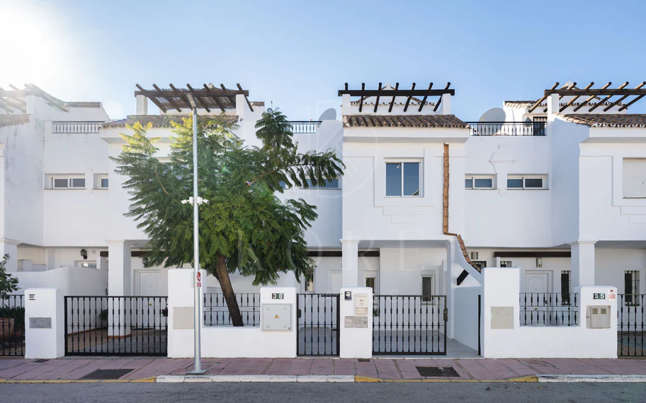 ¡Bienvenido a esta excepcional casa adosada donde el lujo contemporáneo se encuentra con comodidad y estilo de vida sin esfuerzo!