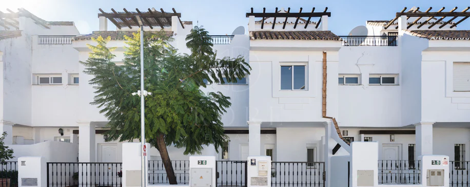 Bine ați venit în acest townhouse excepțional unde luxul contemporan se îmbină cu confortul și un stil de viață lipsit de efort!