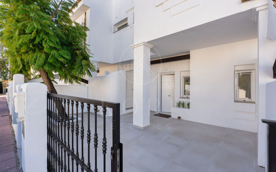 ¡Bienvenido a esta excepcional casa adosada donde el lujo contemporáneo se encuentra con comodidad y estilo de vida sin esfuerzo!