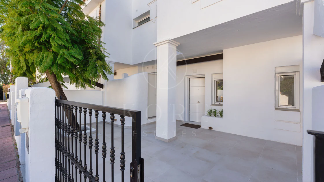 Bine ați venit în acest townhouse excepțional unde luxul contemporan se îmbină cu confortul și un stil de viață lipsit de efort!