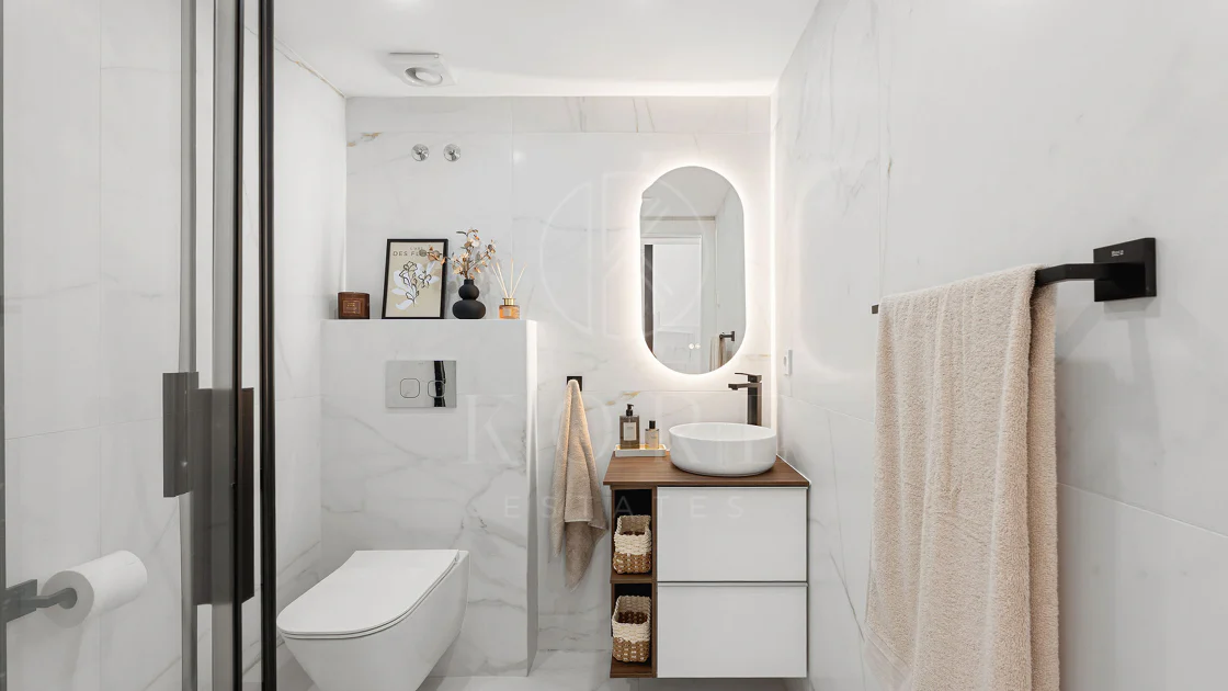 Bine ați venit în acest townhouse excepțional unde luxul contemporan se îmbină cu confortul și un stil de viață lipsit de efort!