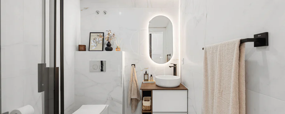 Bine ați venit în acest townhouse excepțional unde luxul contemporan se îmbină cu confortul și un stil de viață lipsit de efort!