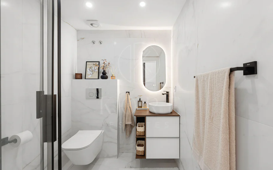 ¡Bienvenido a esta excepcional casa adosada donde el lujo contemporáneo se encuentra con comodidad y estilo de vida sin esfuerzo!