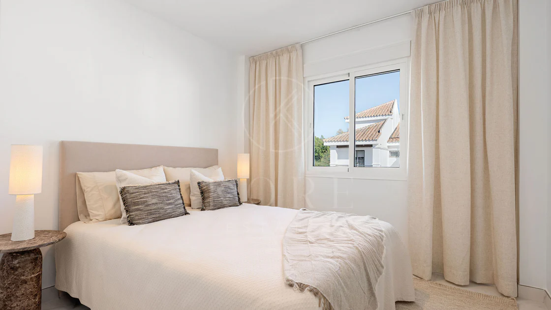 Bine ați venit în acest townhouse excepțional unde luxul contemporan se îmbină cu confortul și un stil de viață lipsit de efort!