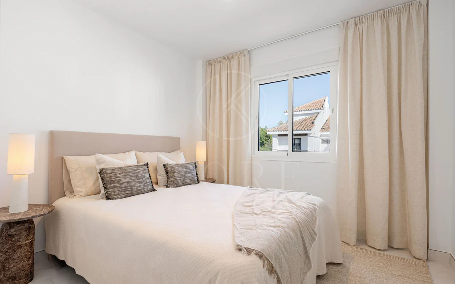 ¡Bienvenido a esta excepcional casa adosada donde el lujo contemporáneo se encuentra con comodidad y estilo de vida sin esfuerzo!