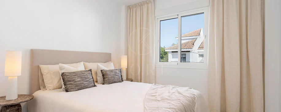 Bine ați venit în acest townhouse excepțional unde luxul contemporan se îmbină cu confortul și un stil de viață lipsit de efort!