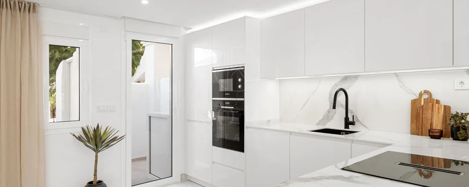 Bine ați venit în acest townhouse excepțional unde luxul contemporan se îmbină cu confortul și un stil de viață lipsit de efort!