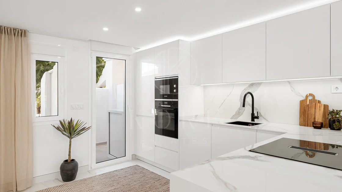 Bine ați venit în acest townhouse excepțional unde luxul contemporan se îmbină cu confortul și un stil de viață lipsit de efort!