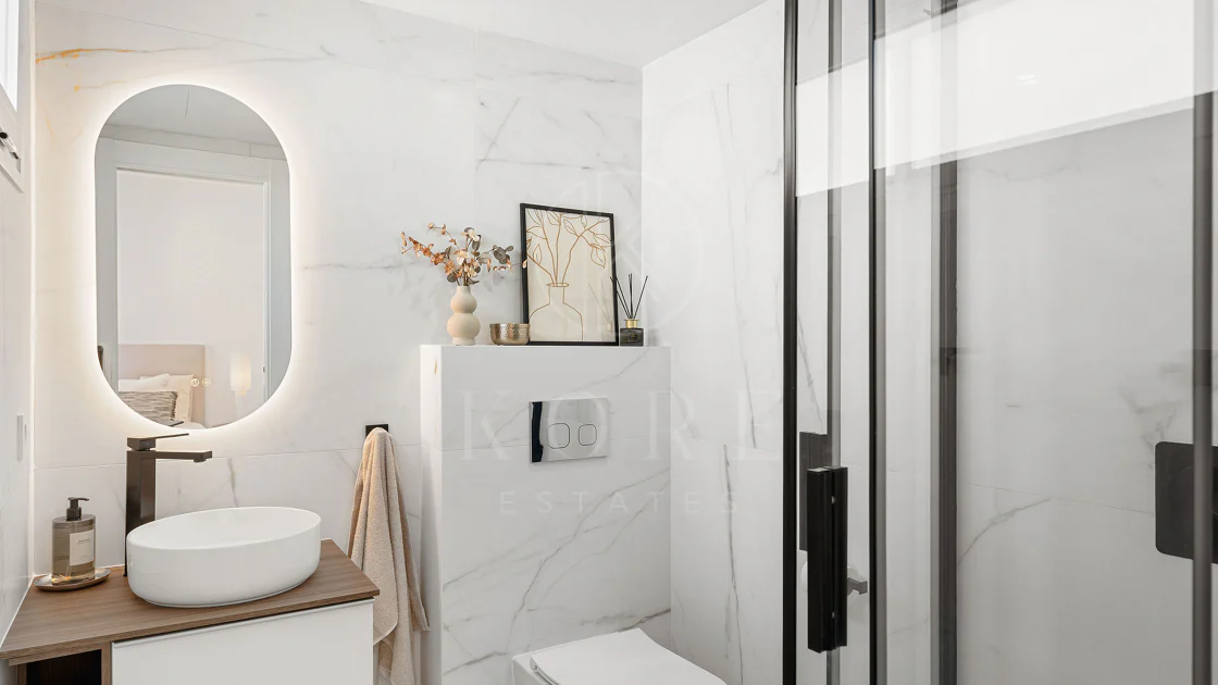 Bine ați venit în acest townhouse excepțional unde luxul contemporan se îmbină cu confortul și un stil de viață lipsit de efort!