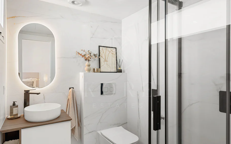 ¡Bienvenido a esta excepcional casa adosada donde el lujo contemporáneo se encuentra con comodidad y estilo de vida sin esfuerzo!