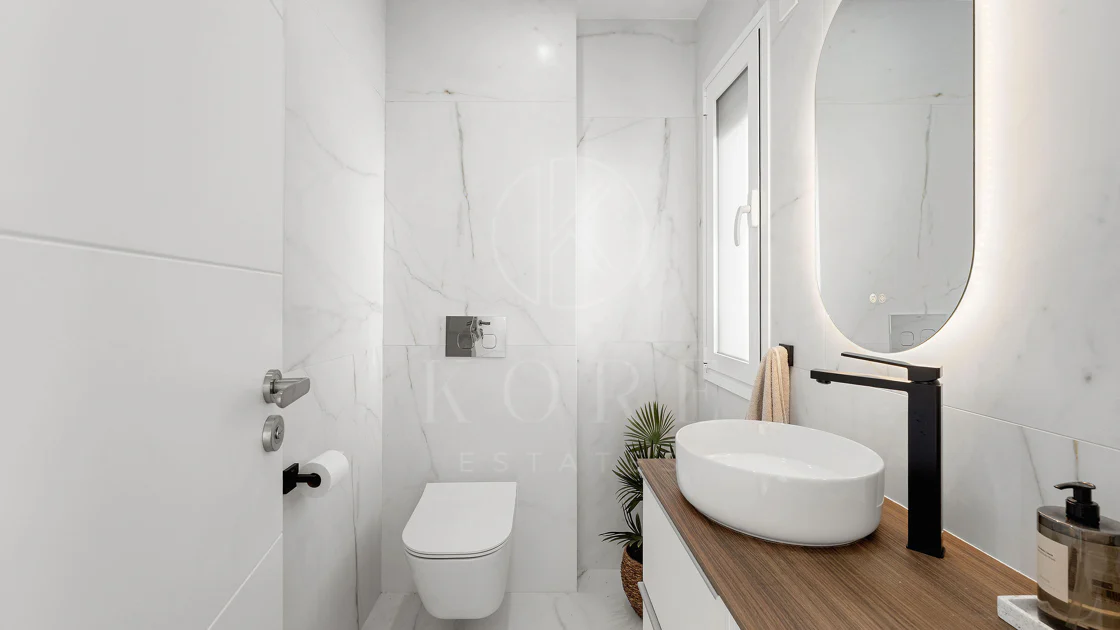 Bine ați venit în acest townhouse excepțional unde luxul contemporan se îmbină cu confortul și un stil de viață lipsit de efort!